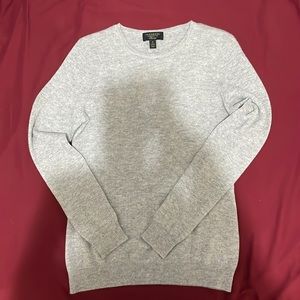 For sale 100% cashmere sweater. Size M.